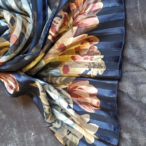 Blue sparkle scarf with flowers - Picture 2 of 5